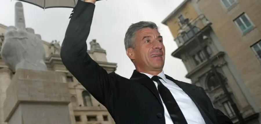 Maurizio Cattellan, rubato il suo water d’oro da 18 carati