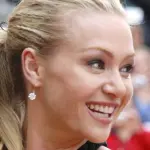 Capelli raccolti: tre idee da non perdere per un look da spiaggia!