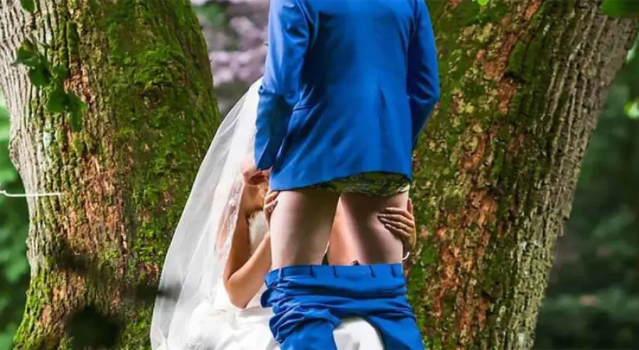 Sposi alla cerimonia si appartano per un rapporto orale