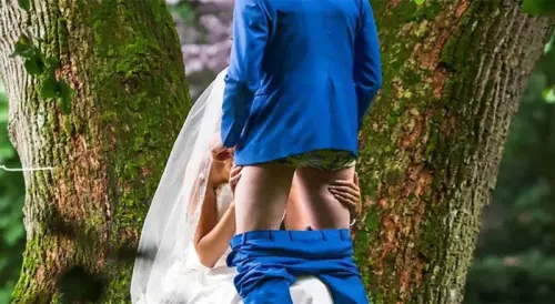 Sposi alla cerimonia si appartano per un rapporto orale