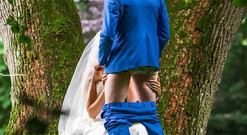 Sposi alla cerimonia si appartano per un rapporto orale