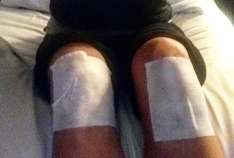 Paola Barale, topless da urlo e ginocchia sbucciate