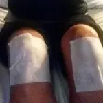 Paola Barale, topless da urlo e ginocchia sbucciate