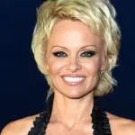 Pamela Anderson scrive poesie per il suo Julian Assange
