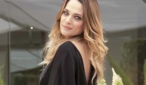 Laura Chiatti, shopping in famiglia mentre il pancino ricresce