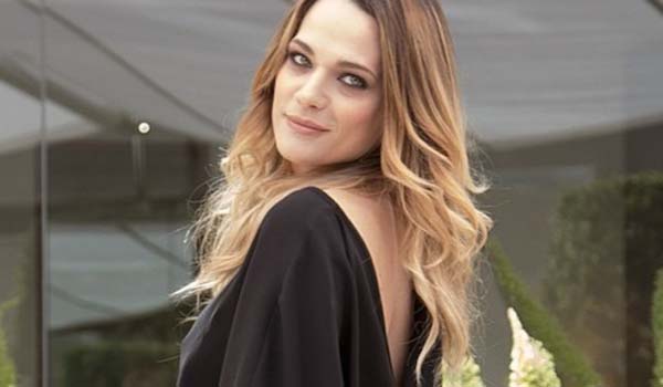 Laura Chiatti, shopping in famiglia mentre il pancino ricresce