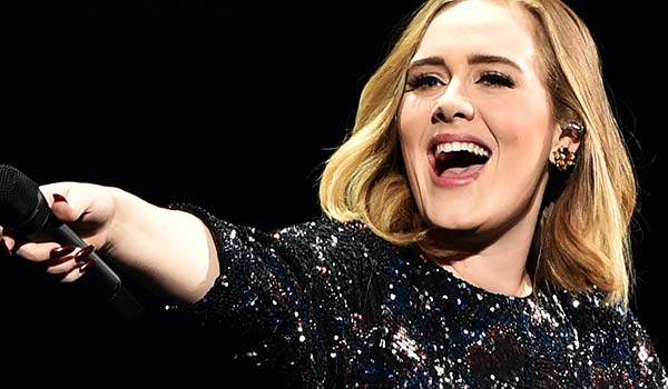 Adele, a Belfast una sorpresa a una piccola fan malata