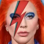 Lady Gaga, ritratto di David Bowie sul fianco sinistro
