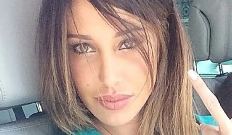 Belen Rodriguez, sulla riva ad aspettare i cadaveri dei nemici