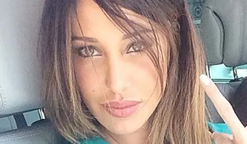 Belen Rodriguez, sulla riva ad aspettare i cadaveri dei nemici