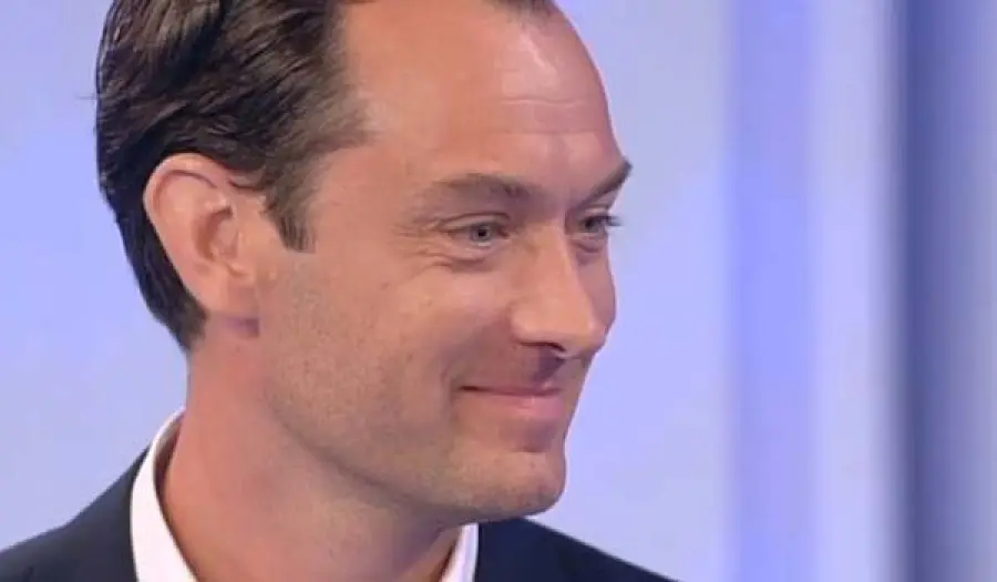 Jude Law si emoziona e si racconta a C’è posta per te