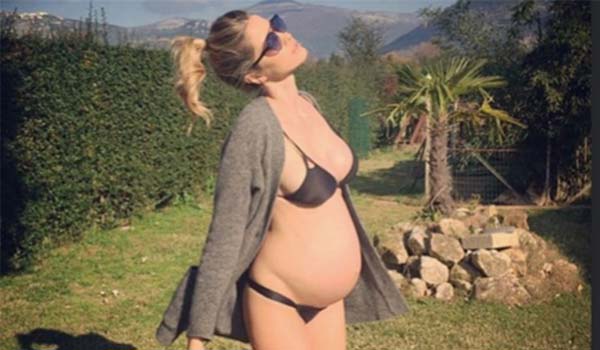 Elena Santarelli con bikini e pancione zittisce i maligni