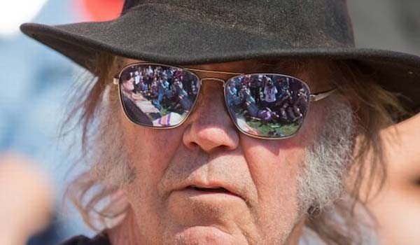 Anche Neil Young si schiera apertamente contro Donald Trump